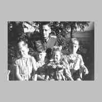 011-0247 Vater Oskar von Frantzius mit Eckhard, Ruediger, Gisela und Wolf-Dietrich im Oktober 1942.jpg